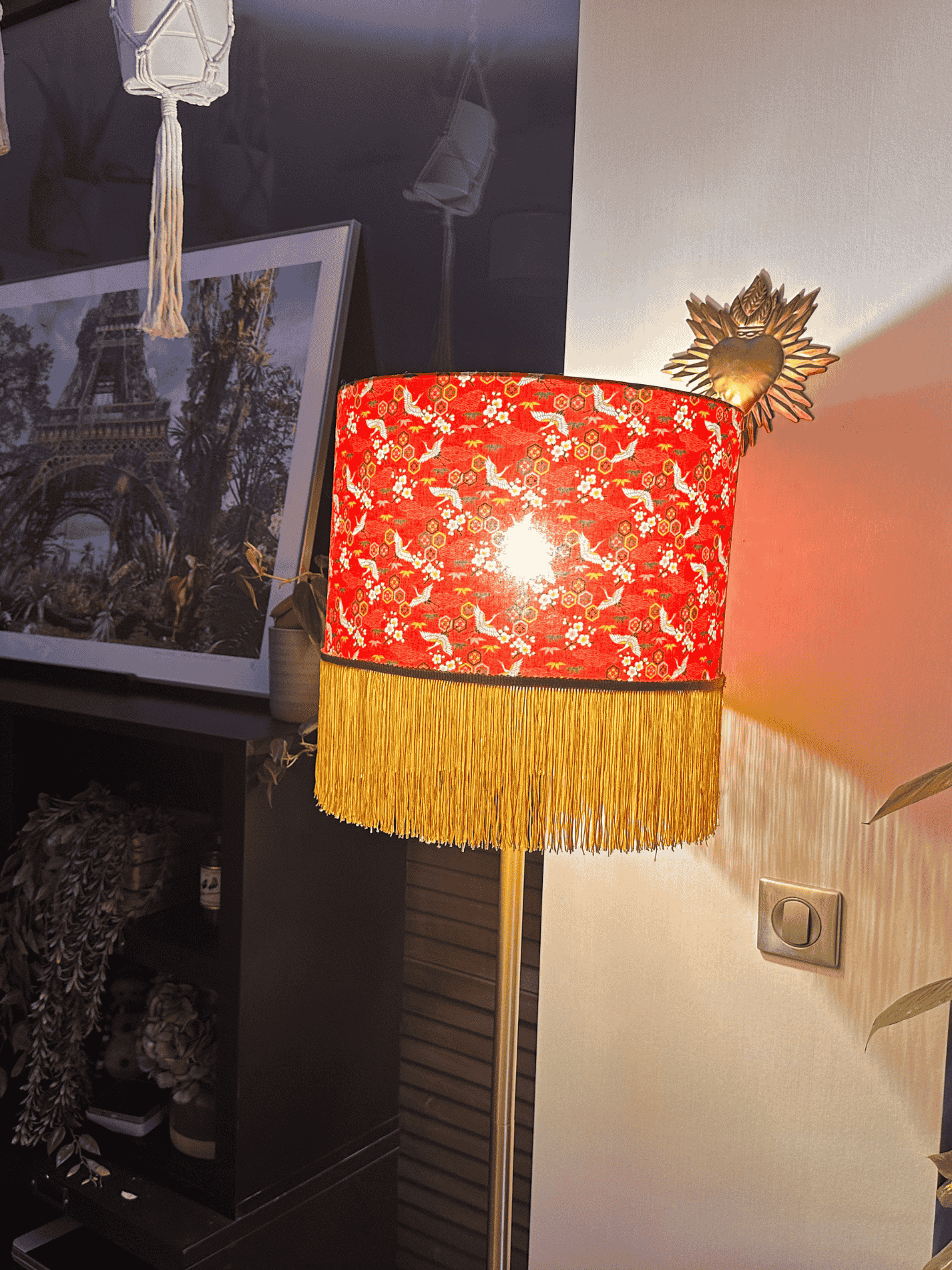 Luminaire moderne, tissus d'inspiration japonaise, grues sur fond rouge